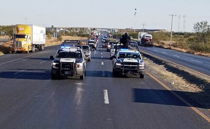 Policías estatales y federales custodian 500 vehículos de paisanos en Tamaulipas