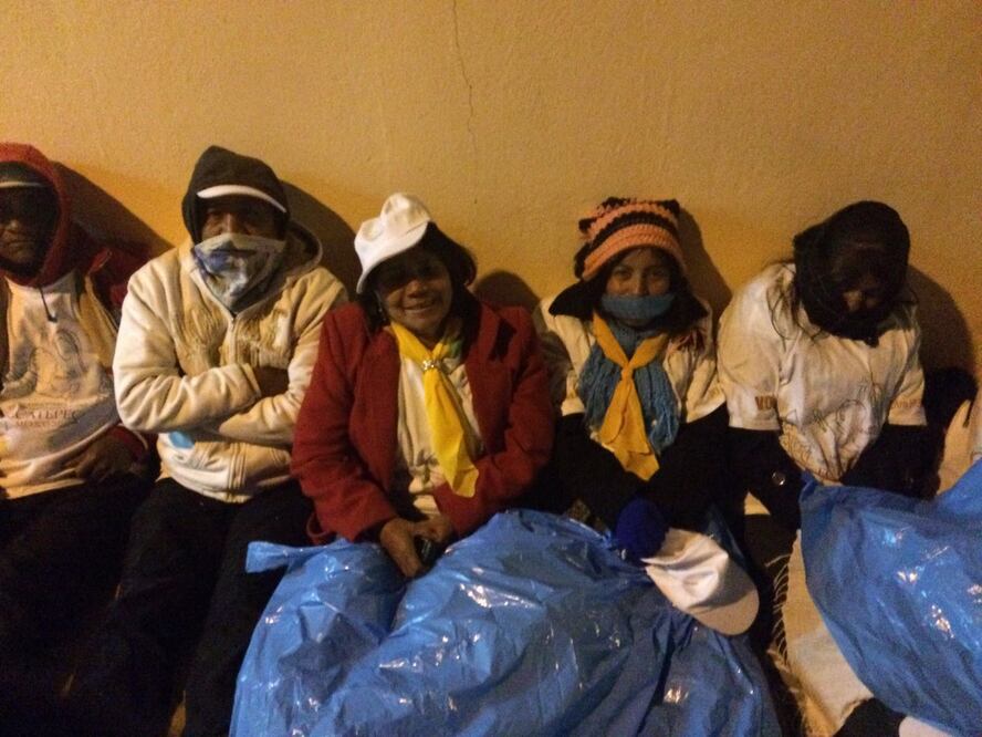 Habitantes de otros municipios como Atlacomulco no pierden el buen ánimo a pesar de las horas de espera bajo un clima gélido (ASTRID RIVERA)