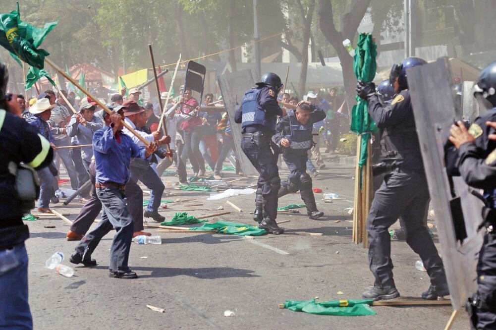 Oficiales de la Subsecretaría de Control de Tránsito prendieron la mecha cuando empujaron a los campesinos para desalojarlos por órdenes superiores y éstos respondieron con piedras y palos sobre la avenida Paseo de la Reforma (XINHUA)