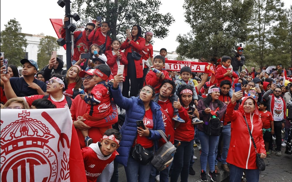Integrantes del equipo de los Diablos Rojos festejan con aficionados la consecución del campeonato de la Liga MX de futbol en la ciudad de Toluca, el lunes 26 de mayo de 2025. Foto: Arturo Hernández/EL UNIVERSAL