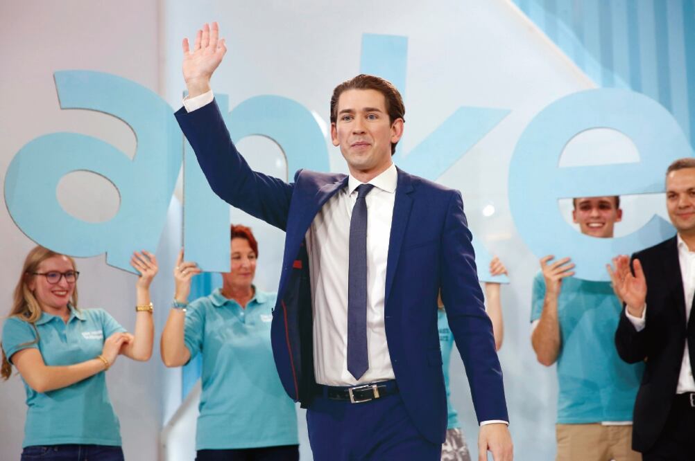 Sebastian Kurz, líder del conservador Partido Popular (ÖVP) de Austria, saluda a sus simpatizantes luego de darse a conocer que su partido triunfó en las elecciones. (FLORIAN WIESER. EFE)