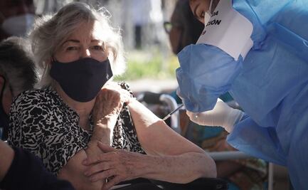 Alfaro denuncia a funcionarios por ingresar a sus familiares a filas de vacunación en Guadalajara