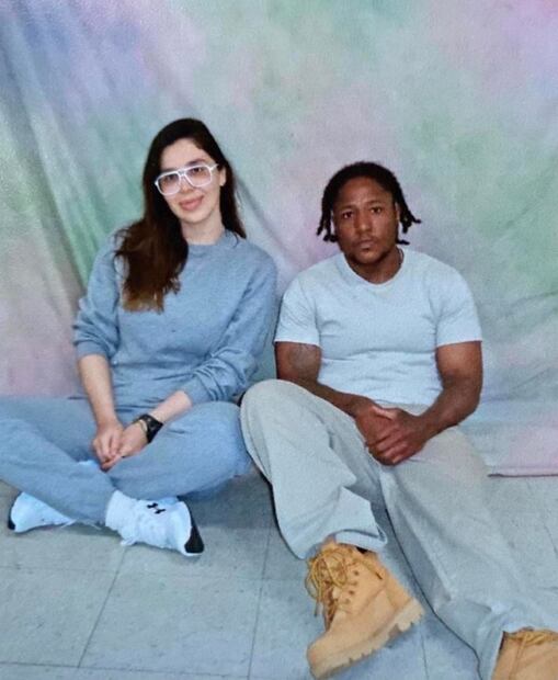 Con tennis de marca y gafas, reaparece Emma Coronel desde prisión en EU