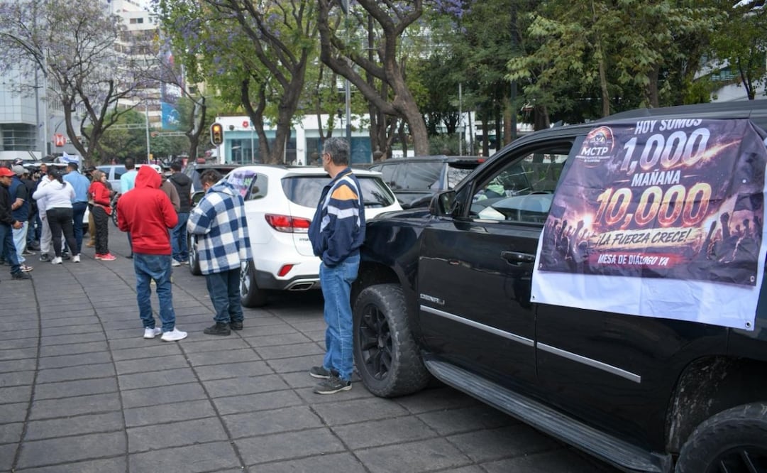 Conductores de la plataforma Uber se concentran en el Ángel de la Independencia para realizar una manifestación. Foto: Santiago Cadena / EL UNIVERSAL