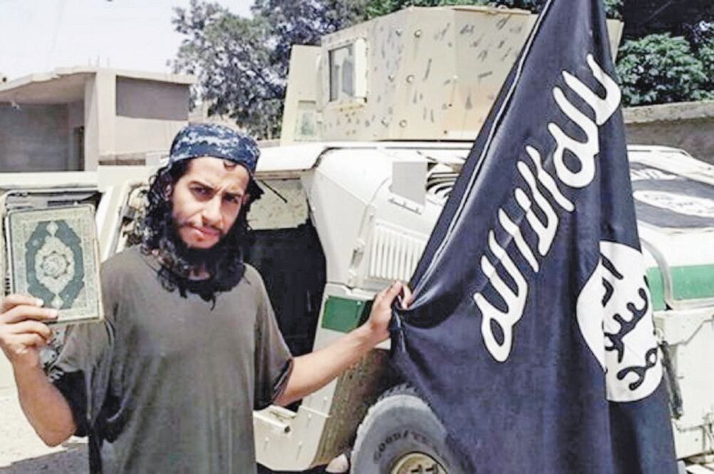 Imagen del video publicado por el Estado Islámico en YouTube que muestra supuestamente al presunto cerebro de los atentados del viernes pasado en París, el belga Abdelhamid Abaaoud (EFE. YOUTUBE)