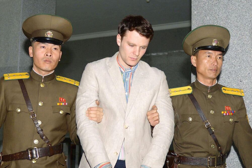 El estudiante Otto Frederick Warmbier es escoltado por oficiales norcoreanos en Pyongyang, en esta imagen de marzo de 2016 (REUTERS)