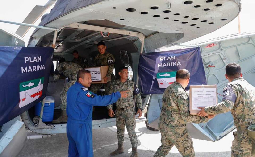 La tripulación del helicóptero ANX-2202 de la Armada de México lleva víveres a damnificados por las lluvias. Foto: Especial.