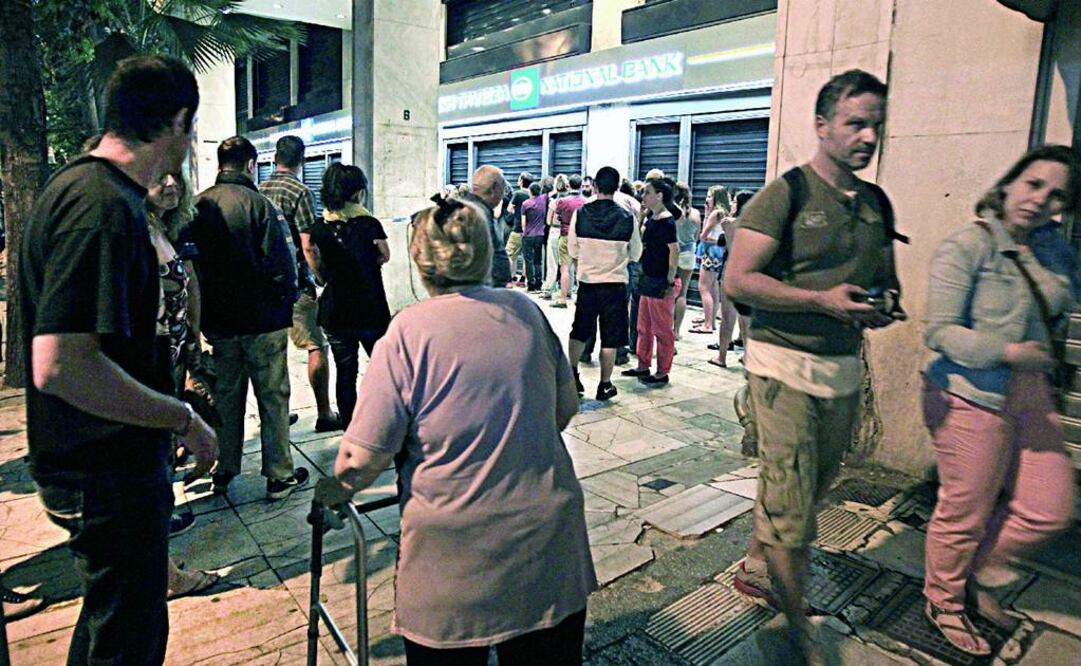 Ahorradores griegos  retiran dinero de los cajeros automáticos. Los bancos y la bolsa de ese país permanecerán cerrados tras la negativa de extender el rescate.