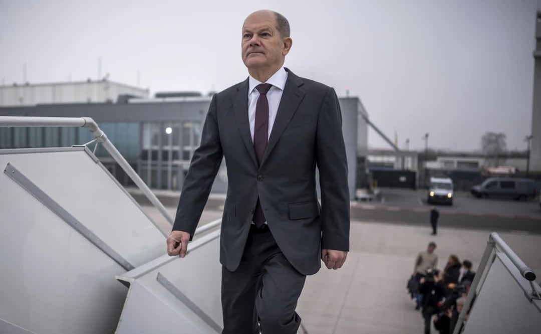 El canciller alemán Olaf Scholz aborda un avión en el sector militar del aeropuerto Berlín Brandemburgo para volar a Estados Unidos. Foto: AP