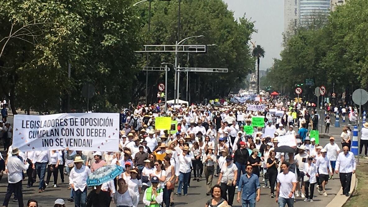 Los manifestantes marchan sobre Reforma. Foto: Berenice Fregoso / EL UNIVERSAL