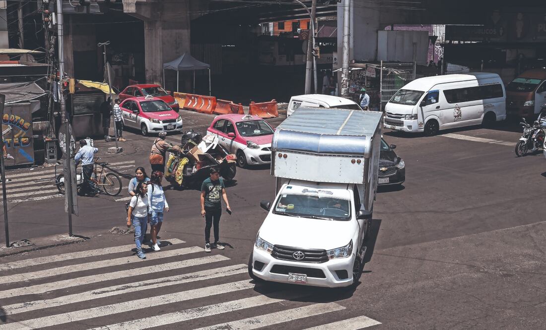 La calzada Ignacio Zaragoza está llena de baches, paso constante y convivencia con transporte pesado, dijeron peatones y conductores. FOTO: GABRIEL PANO. EL UNIVERSAL