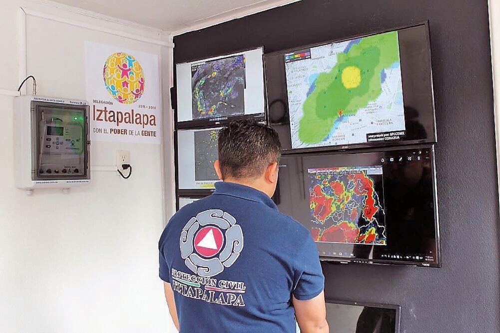 Autoridades mostraron a ciudadanos el funcionamiento del Sistema Múltiple de Alertamiento Temprano, el cual indica el pronóstico de lluvia en Iztapalapa (CORTESÍA)