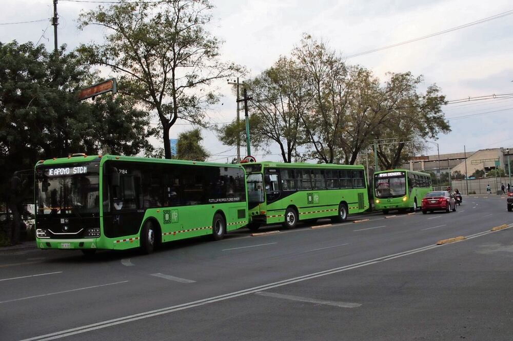Afuera de la estación Velódromo, unidades de RTP que apoyarán a los usuarios cuando el tramo de la L9 cierre ya circulan sobre la vialidad. Foto: Jorge Medellín | El Universal