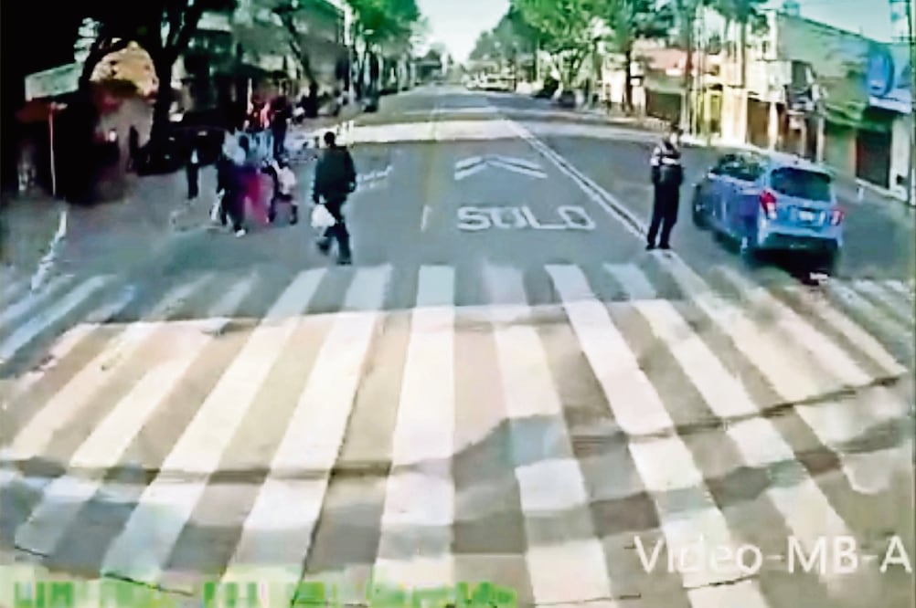 El autobús de la Línea 7 del Metrobús se impactó con un vehículo compacto color azul en avenida Misterios y Ricarte, cuando el automóvil dio una vuelta prohibida e invadió el carril exclusivo. Foto: TOMADAS DE VIDEO