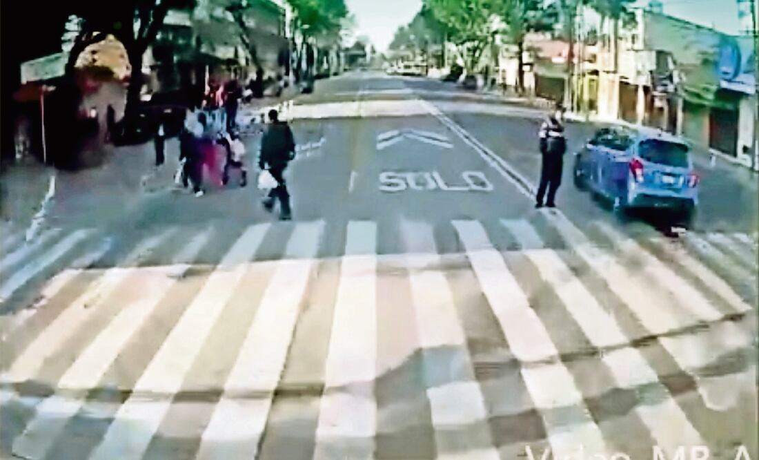 El autobús de la Línea 7 del Metrobús se impactó con un vehículo compacto color azul en avenida Misterios y Ricarte, cuando el automóvil dio una vuelta prohibida e invadió el carril exclusivo. Foto: TOMADAS DE VIDEO