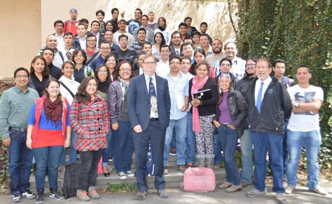 Se mostró muy accesible en la visita al Laboratorio de Pinzas Ópticas. Foto: Facebook INAOE