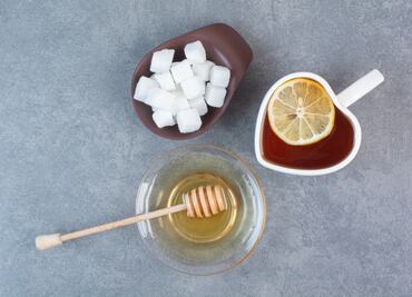 Miel vs azúcar: Diferencias y beneficios de estos endulzantes
