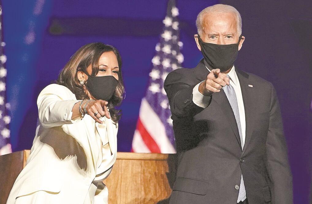 La vicepresidenta electa, Kamala Harris, con Joe Biden, presidente electo, ayer durante su discurso de victoria durante un acto al aire libre en Wilmington, Delaware. Foto: JIM LO SCALZO. EFE