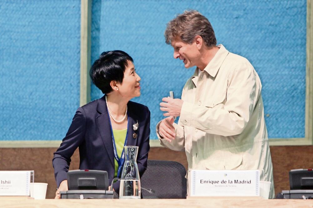 La directora general del Fondo para el Medio Ambiente Mundial, Naoko Ishii, y el secretario mexicano de Turismo, Enrique de la Madrid, en la Conferencia Mundial sobre Biodiversidad, que inicia el lunes próximo. (FOTO: ALONSO CUPUL. EFE)