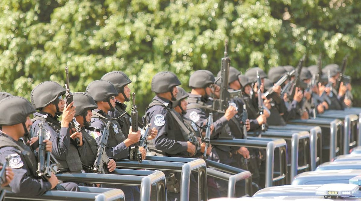 Para que las corporaciones estatales y municipales desempeñen mejor sus tareas, el gobierno federal contempla adquirir 9 mil 256 armas. Fotos: ARCHIVO EL UNIVERSAL