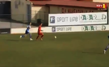 Jugador usa increíble artimaña para evitar un gol