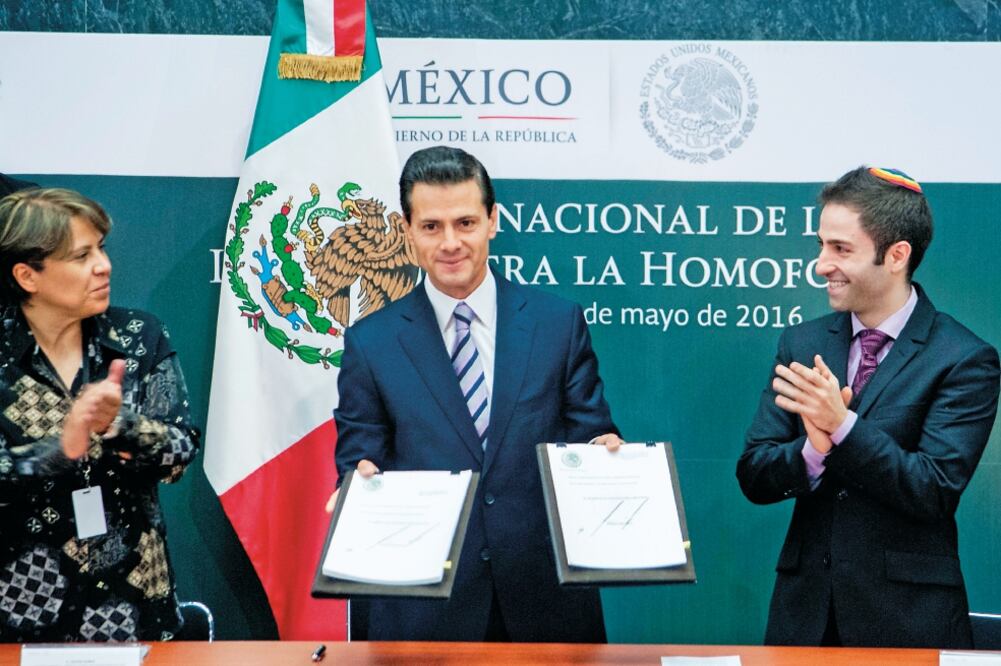 El presidente Enrique Peña Nieto firmó una propuesta de reforma al artículo cuarto constitucional y una iniciativa de modificaciones al Código Civil Federal para asegurar el matrimonio igualitario en todo el país (DIEGO SIMÓN SÁNCHEZ. CUARTOSCURO)