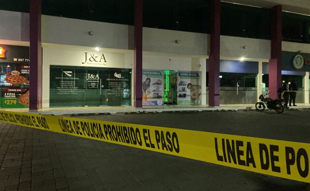 En el ataque a un dispensario que se ubica en una plaza comercial, en la parte sur de Culiacán, el encargado muerto por disparos de arma de fuego. Foto: Especial