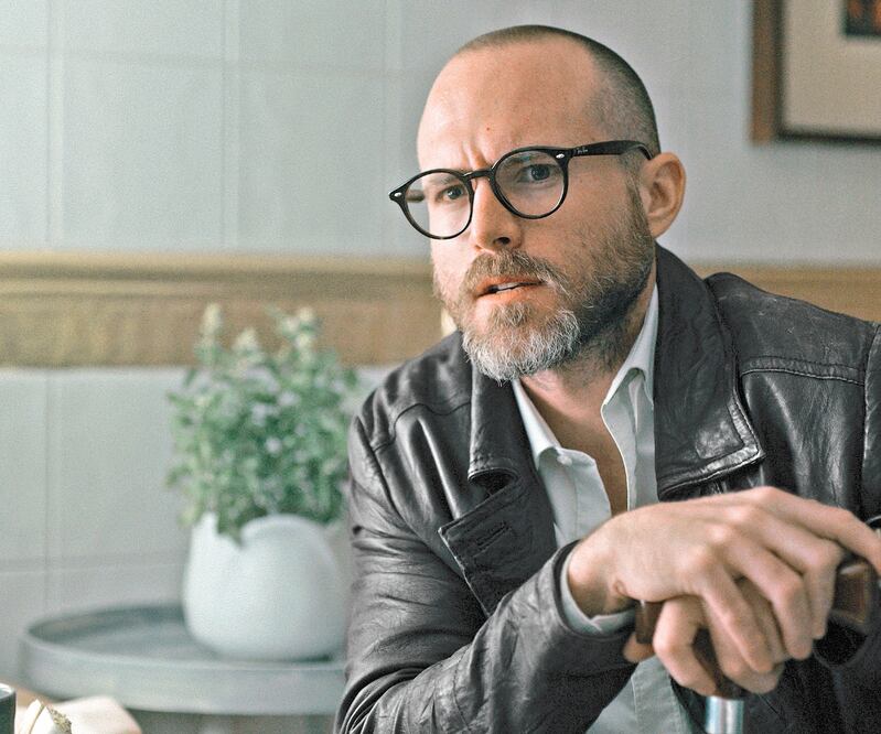 Para su papel en la serie, el actor aprendió a andar con bastón. Foto: NETFLIX