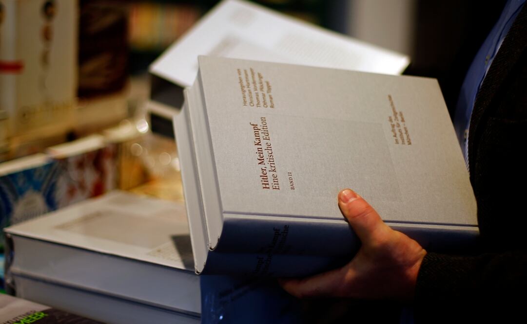 Imagen de archivo de un libro de "Mi lucha", de Adolf Hitler. Foto: AP/Matthias Schrader, Archivo