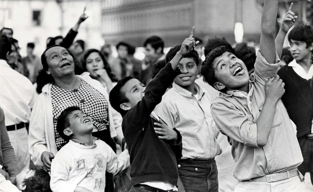 Varias personas fueron testigos de la presencia de un posible OVNI en el Zócalo de la Ciudad de México. En la década de 1960, los avistamientos de objetos extraños en cielo sucedieron en varias ocasiones causando sorpresa y temor. Foto: Manuel Rojas/ Archivo El Universal.