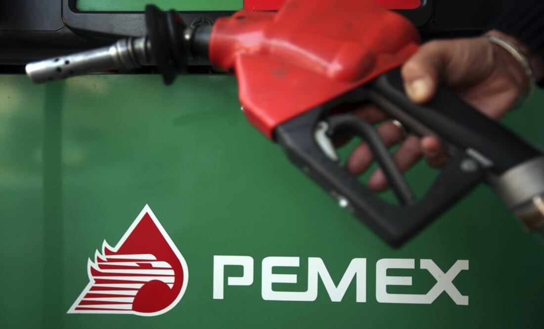 The logo of Mexican petroleum company Pemex is seen on a tank gas at a gas station in Mexico City – Photo: Edgard Garrido/REUTERS