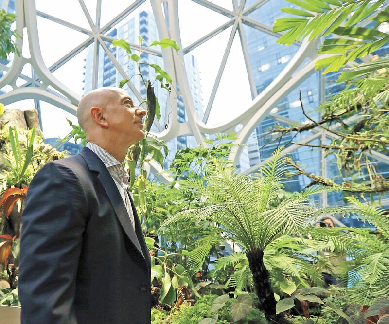 El fundador de Amazon, Jeff Bezos, en un recorrido en 2018 por una esfera ecológica que construyó, en Seattle. Foto: AP