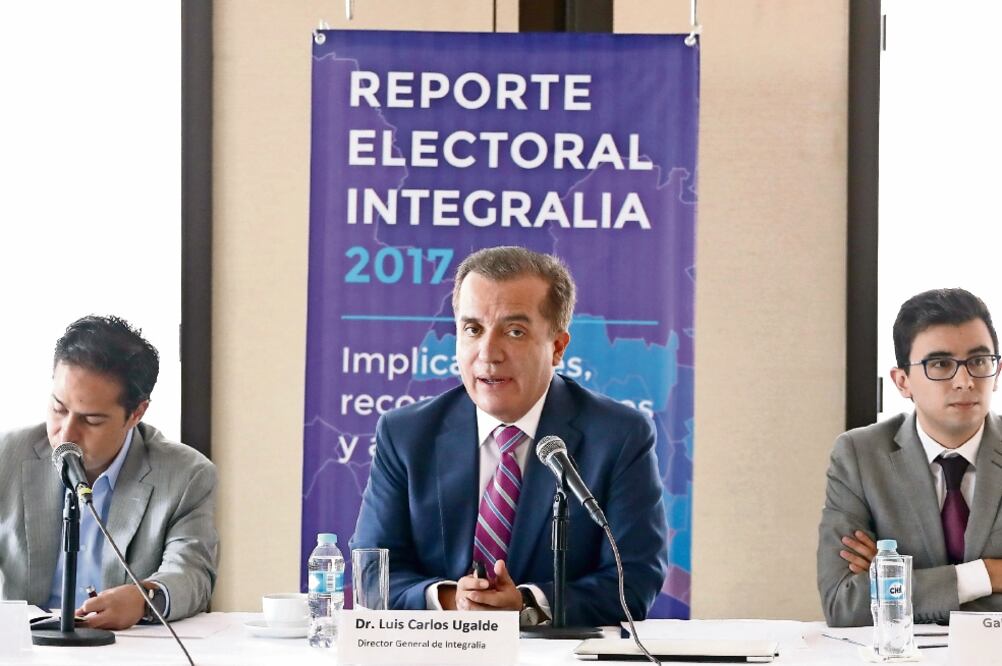 Al presentar el Reporte Electoral Integralia 2017, Luis Carlos Ugalde ( izq.) dijo que en una elección cerrada, la compra del voto puede ser definitoria (BERENICE FREGOSO. EL UNIVERSAL)