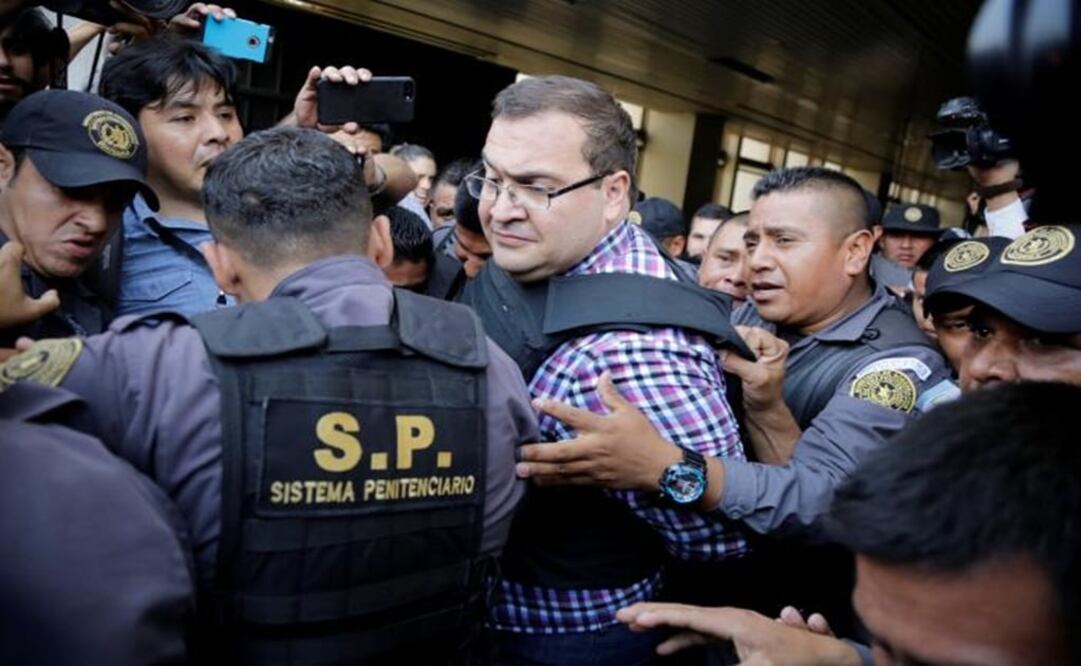 Javier Duarte, former governor of Mexican state Veracruz, is escorted by policemen while leaving a court in Guatemala City, Guatemala, April 19, 2017- Photo: Luis Echeverría/REUTERS