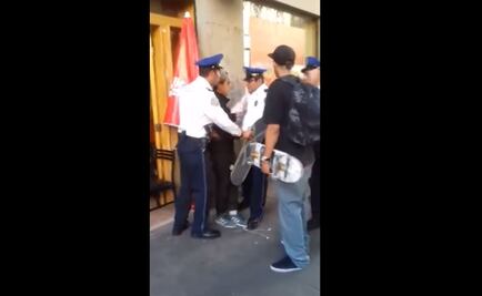 Video. Intentan detener a joven en patineta