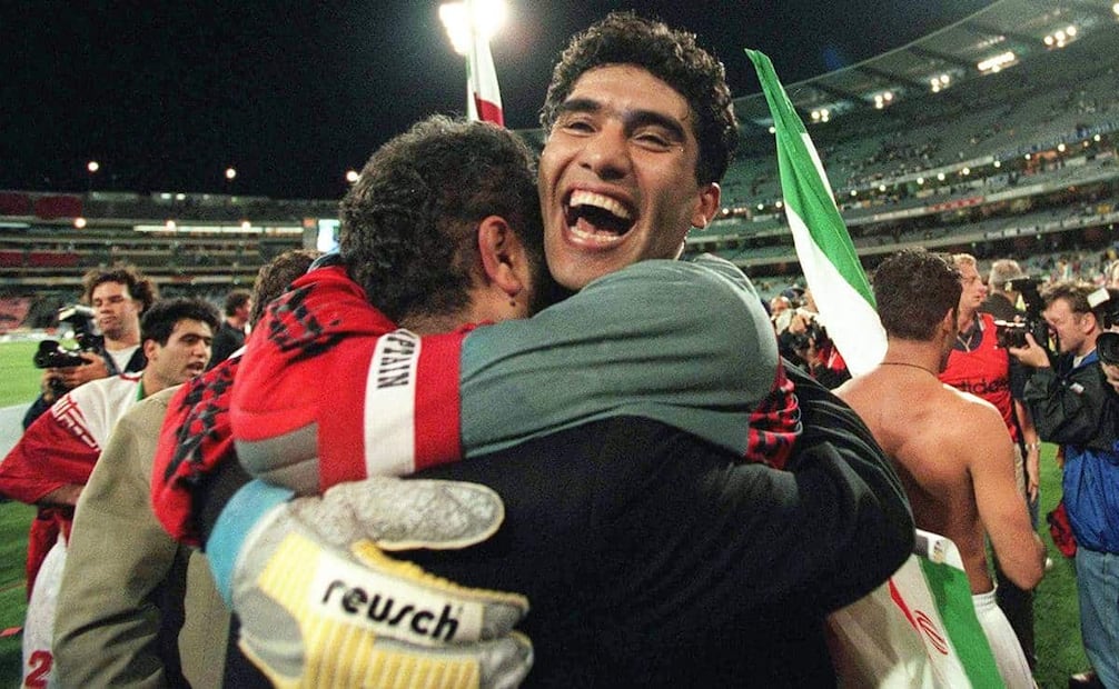 Victoria de la selección iraní sobre los australianos, con lo que obtuvieron el último boleto disponible para el mundial Francia 1998. Era la segunda ocasión de Irán participaba en una Copa del Mundo, tras su aparición en Argentina 1978; primera vez que lo hacía como República Islámica. Foto: Jason South/AP.