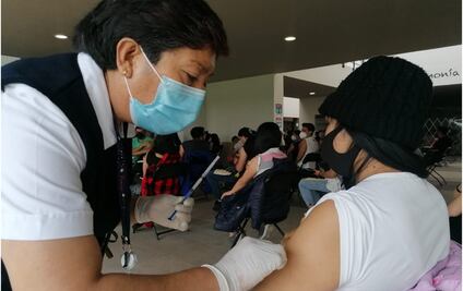 Nervios, dolor y gritos de jóvenes en el primer día de vacunación contra Covid en Toluca