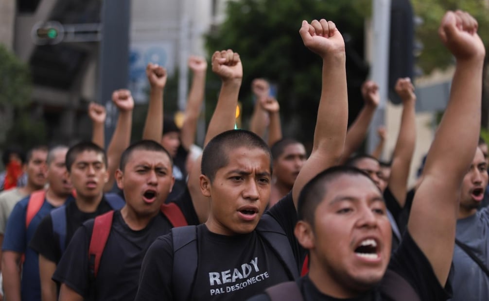 Madres y padres de los 43 normalistas de la Escuela Normal Rural "Raúl Isidro Burgos", acompañados de estudiantes normalistas, marcharon para exigir justicia a 1 mes de que se cumplan 12 años de la desaparición forzada de sus hijos. La manifestación se hizo sobre Avenida Paseo de la Reforma y acabó en el Hemiciclo a Juárez. Foto: Graciela López / EL UNIVERSAL