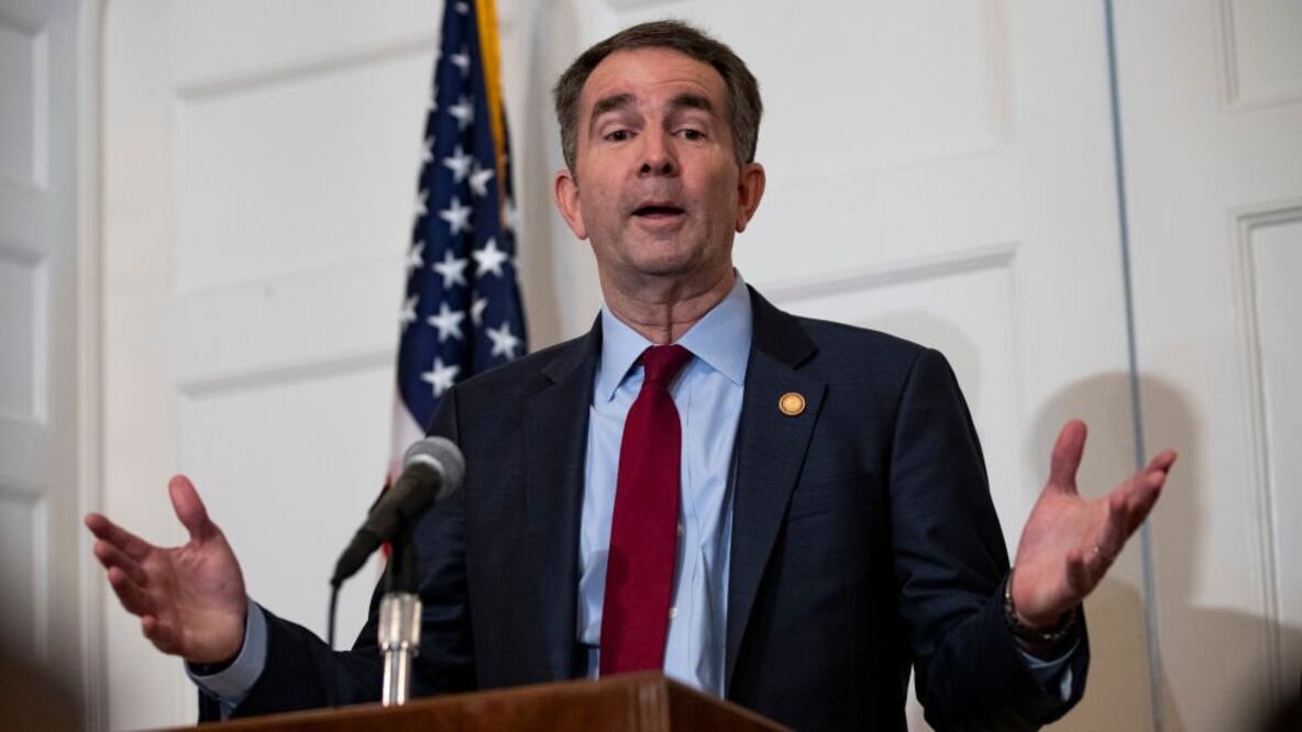 Ralph Northam primero admitió que aparecía en la polémica foto, pero ahora lo niega (Foto: Getty Images)