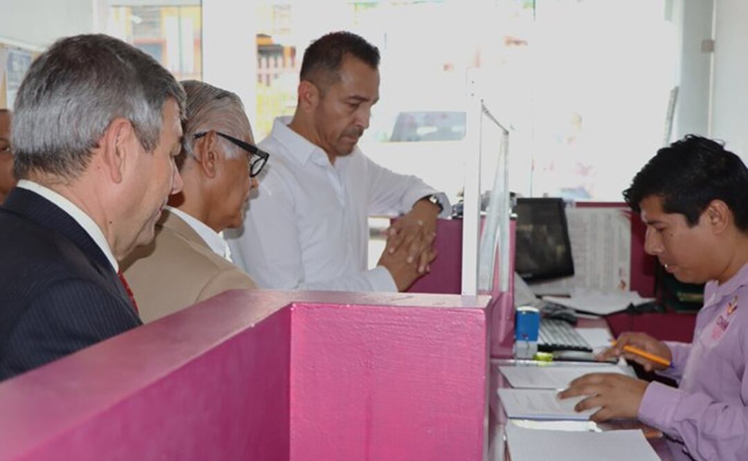 El diputado Arturo Pérez acudió con un grupo de ciudadanos a entregar el proyecto de demanda a las instalaciones de la CDHEM. Foto: X @ArturoPFlores1