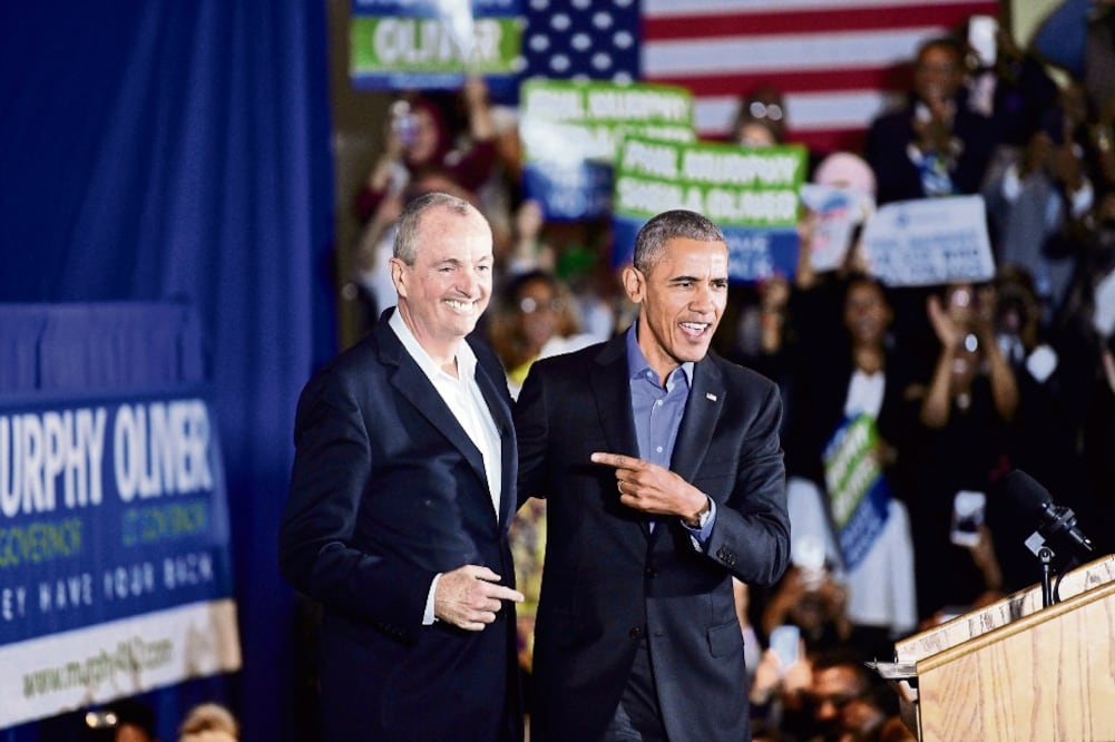 Barack Obama, ex presidente estadounidense, con Jim Murphy, candidato demócrata a la gubernatura de Nueva Jersey, ayer durante un mitin en Newark. También estuvo en otro acto en Virginia. (MARK MAKELA. REUTERS)