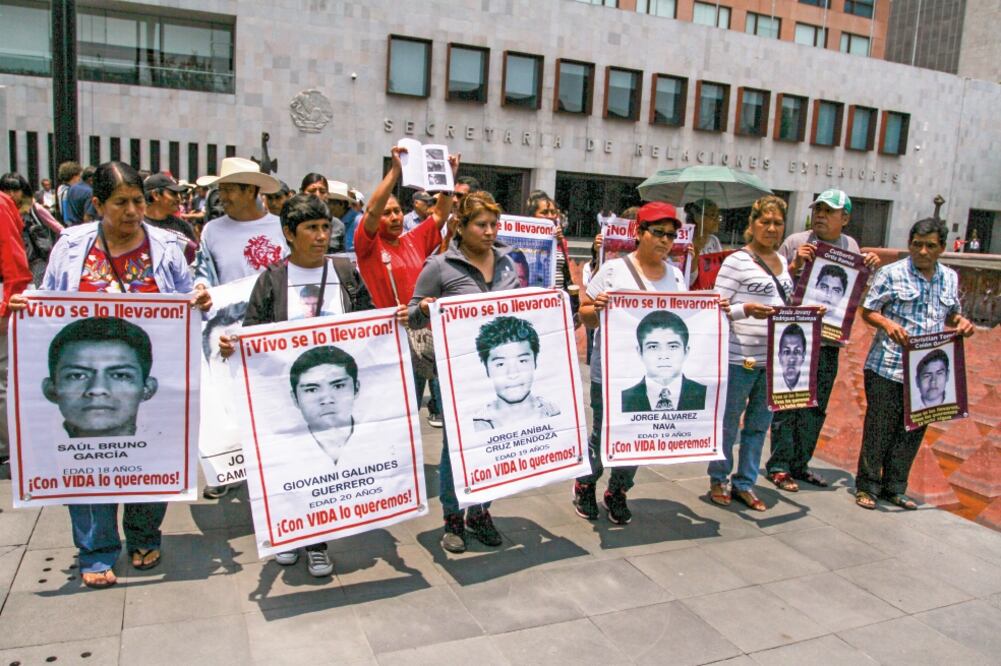 Padres de los estudiantes desaparecidos de Ayotzinapa acudieron a la Secretaría de Relaciones Exteriores para pedir, entre otras cosas, que se cumplan las recomendaciones del GIEI sobre las indagatorias del caso (ADOLFO VLADIMIR. CUARTOSCURO)