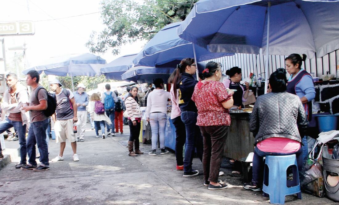 Decenas de comerciantes informales que fueron retirados del cruce de las avenidas Miguel Ángel de Quevedo y Universidad; ya regresaron (FERNANDO RAMÍREZ. EL UNIVERSAL)
