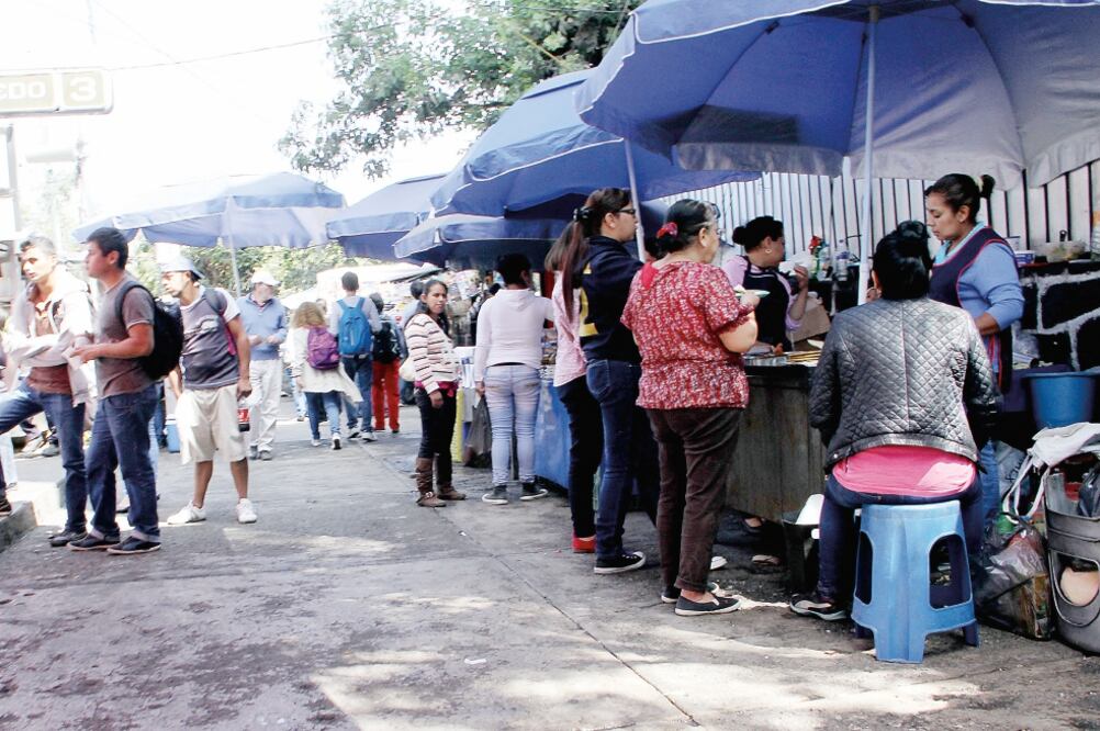 Decenas de comerciantes informales que fueron retirados del cruce de las avenidas Miguel Ángel de Quevedo y Universidad; ya regresaron (FERNANDO RAMÍREZ. EL UNIVERSAL)