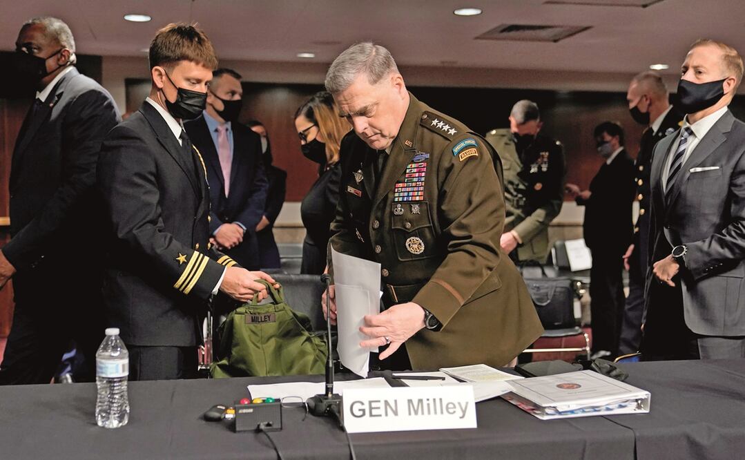 El general Mark Milley, jefe del Estado Mayor Conjunto, en un receso en la audiencia ante el Comité de Servicios Armados del Senado de EU, donde admitió que el caos en la retirada de Afganistán “dañó” la imagen internacional del país. Foto: EFE