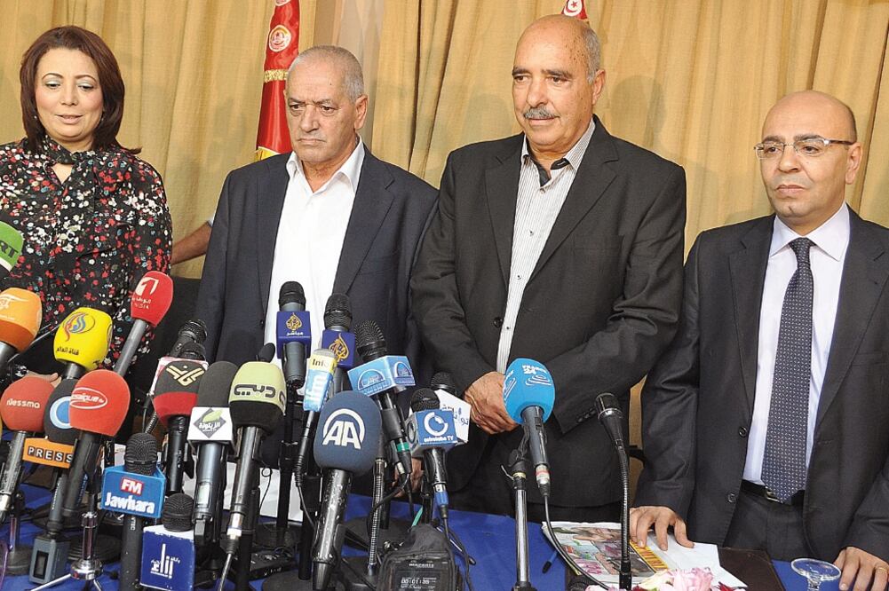 Wided Bouchamaoui, presidenta de la UTICA; Houcine Abasi, secretario general de la UGTT; Abdelsatar ben Musa, presidente de la LTD, y Mohamed Fadhel Mahmud, presidente de la Cámara de Abogados, en 2013 (ANIS MILI. REUTERS)
