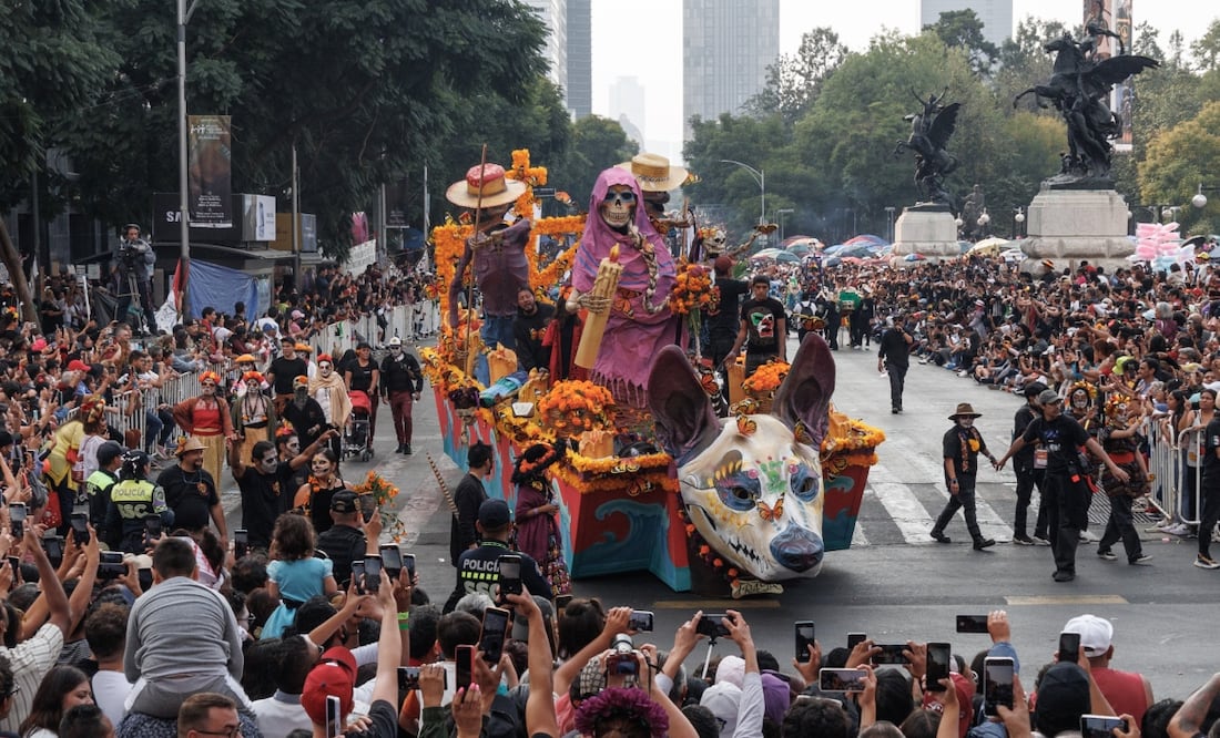 Miles de capitalinos y turistas disfrutaron los diferentes carros alegóricos que a partir de las 14:00 horas de este sábado recorrieron Paseo de la Reforma, desde el Ángel de la Independencia hasta el Zócalo. Foto: de YARETZY M. OSNAYA. EL UNIVERSAL