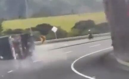 Motociclista se salva de ser arrollado por camión que perdió el control: "va como borracho"