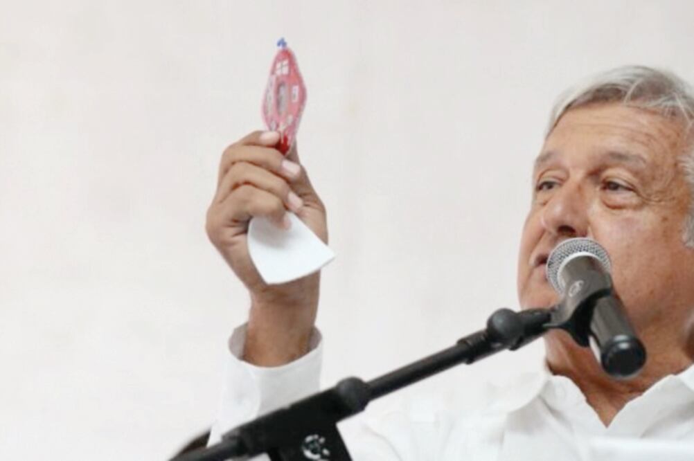 En Tlaquepaque, el tabasqueño sorprendió al sacar de su cartera imágenes del Sagrado Corazón de Jesús, y de la Virgen de Guadalupe; leyó su reverso: “Detente enemigo que el corazón de Jesús está conmigo”. (VALENTE ROSAS. ELUNIVERSAL)
