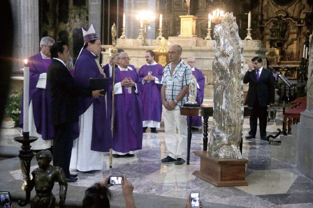 El cardenal Norberto Rivera recibió ayer en la Catedral la Virgen de Guadalupe bendecida por el papa Francisco y que fue elaborada por artesanos de Taxco (ALEJANDRA LEYVA. EL UNIVERSAL)